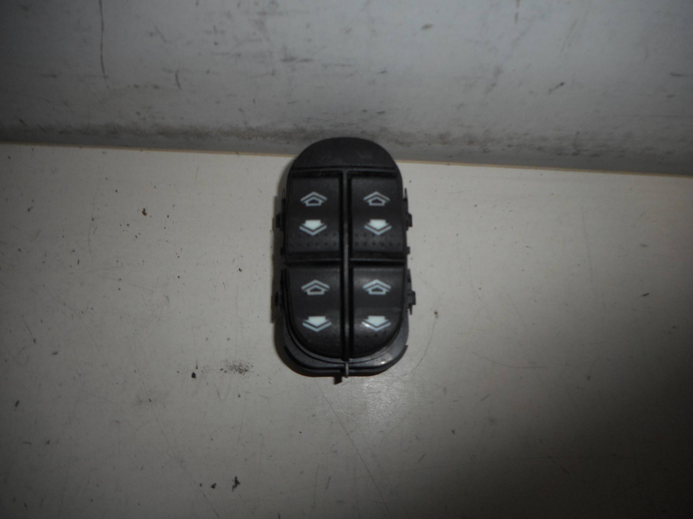 Interruttore alzacristalli porta ant.